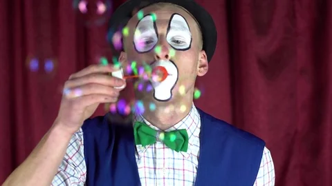 The clown launches the soap bubbles Stock-Footage 85017732