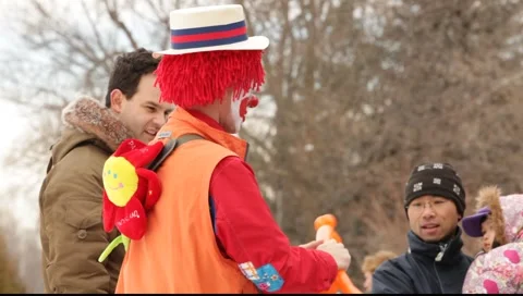 Clown Making  Balloon Animal  Video stock 1068758