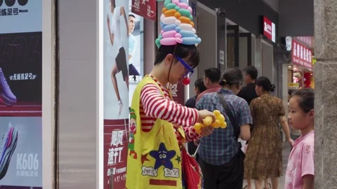 Clown Making Balloon Animals, China, 4K Vídeos de archivo 337537006