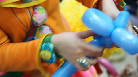 Clown making figures from balloons Video stock 37132339