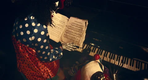 Clown playing the piano. Video stock 67923110