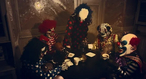 Clowns drinking tea. Horror Halloween. Vídeos de archivo 67899076