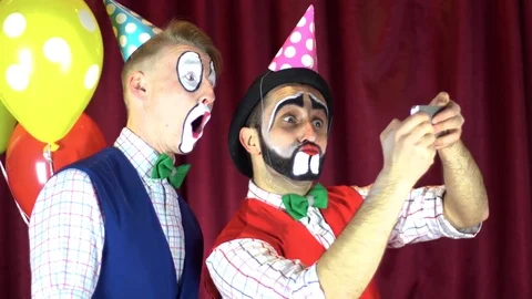 Clowns make a photo Stock-Footage 85017758