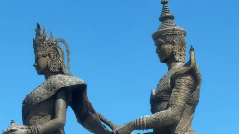 Clsoe Up of Huge Copper Statue Of Preah Thong Neang Neak in Sihanoukville Video stock 337051040