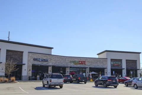 Club Pilates McAlisters store and parking lot strip mall with cars Stock Photos