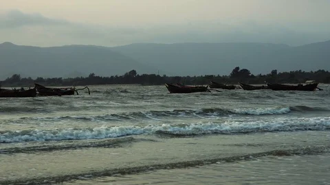 Cluster of empty boats on sea waves in late rain cloudy evening. Vídeos de archivo 109102747