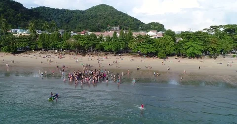 Cluster of people standing together in ankle deep water Vídeo Stock 71301189
