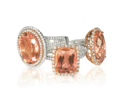 Cluster stack of diamond wedding engagment rings Foto stock