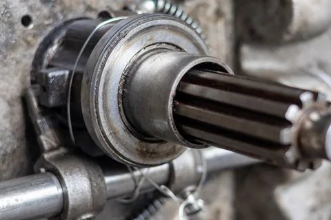Clutch release fork connects to throw out bearing on gearbox input shaft. Foto stock