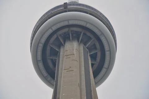 The cn tower is in full view from below as a plane flies overhead Stock-Fotos