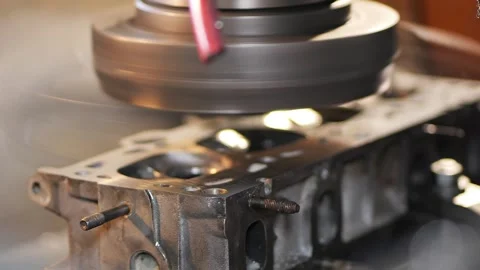 CNC Cylinder Head Surface Grinding Machining Process 스톡 동영상 334078749