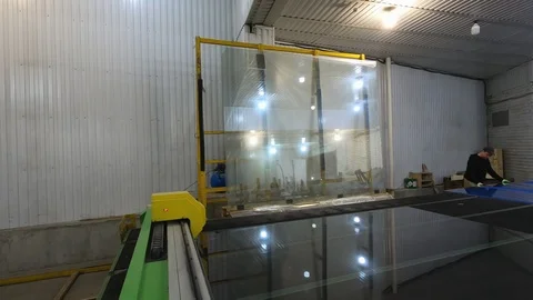 CNC glass cutting table at work.Cutting and overcutting of sheet glass. 스톡 동영상 124605312