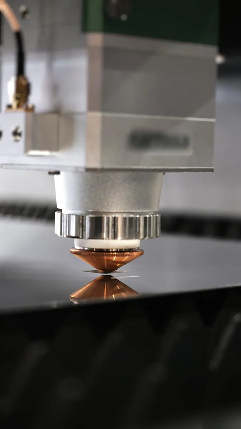 CNC laser cutting machine cutting metal sheet with sparks. Vídeo Stock 347781564