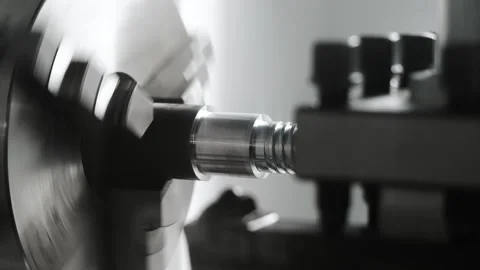 CNC lathe cutting thread on metal part during precision machining process. Vídeo Stock 347789000