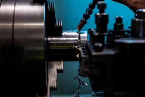 The CNC lathe machine thread cutting at the end of metal cone shape parts. .. Foto stock