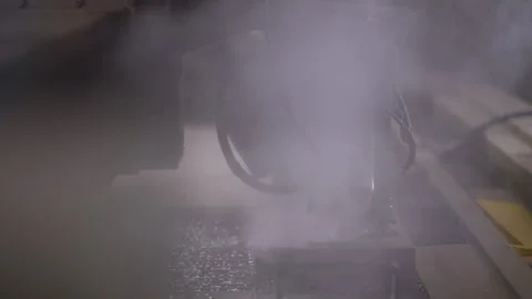 CNC machine attachment cuts workpiece under high pressure 库存影片 313997269