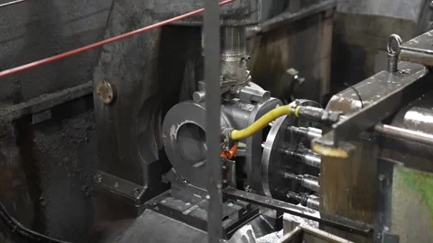 CNC machine boring internal passages of cast iron valve body with coolant spray Vidéo 336682228