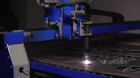 A cnc plasma machine cutting a hole in sheet metal. 스톡 동영상 232850380