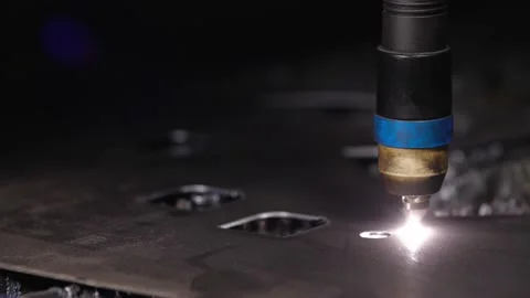 A cnc plasma machine cutting a hole in sheet metal. 库存影片 232850514