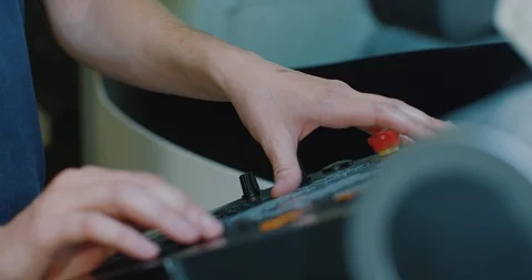 Cnc screenshot. cnc machine management screen. laser cutting machine. man pushes Vídeo Stock 128564655