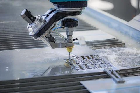 CNC waterjet cutting machine processing metal sheet in factory. Foto stock