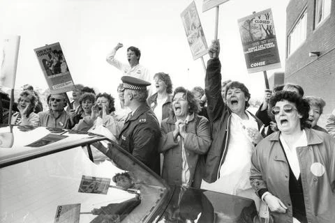 Cnd Protestors At Vickers Yard In Barrow Where Prime Minister Margaret Thatcher  Stock-Fotos