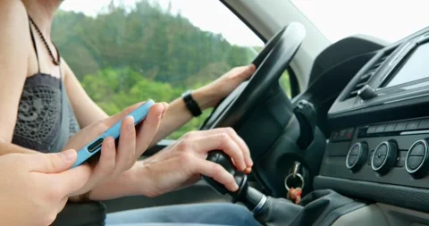 The co-driver’s hands are holding a phone and guiding the way. 库存影片 334375359