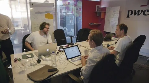 Co-workers at 'The Barn' in Cape Town Vidéo 75412370