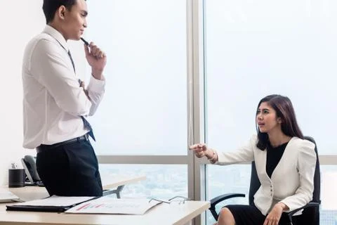 Co-workers in office having conversation Foto stock