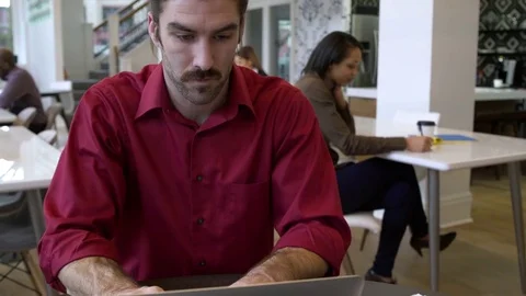 Co-workers working in an office 動画素材 77080853