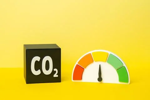 CO2 cube and efficiency scale showing average value. Air pollution level. G.. Foto stock