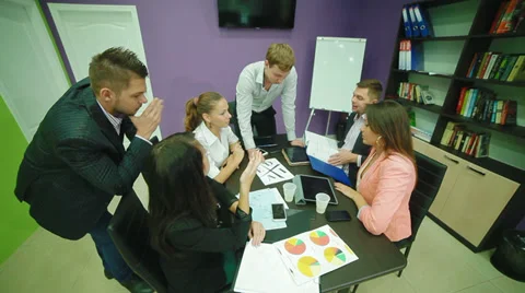 Coach explains the basic principles of multilevel marketing Stock Footage 32278205