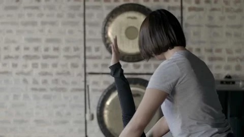 Coach help her student to perform the exercise correctly Video stock 102548008