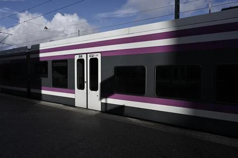 Coach at the station platform Foto stock