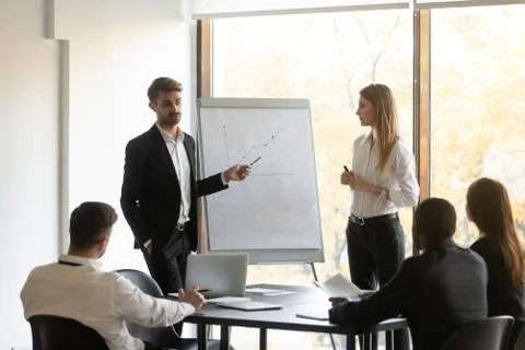 Coach talk making flip chart presentation for work group Foto stock