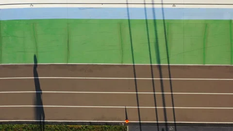 Coach teaching kind to roller scating. Vídeo Stock 113496358