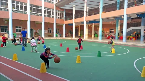 Coach training basic of basketball skill for kindergarten kids 4K 動画素材 61944073