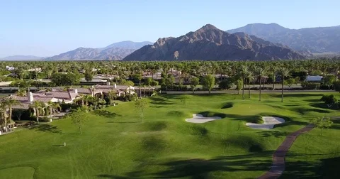 Coachella Golf Fairway and Sharp Mountain Ridge Vídeos de archivo 74735005