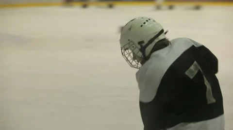 Coaching children's hockey team. Video stock 22154635