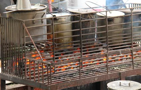 Coal Burning Cooking. Foto stock