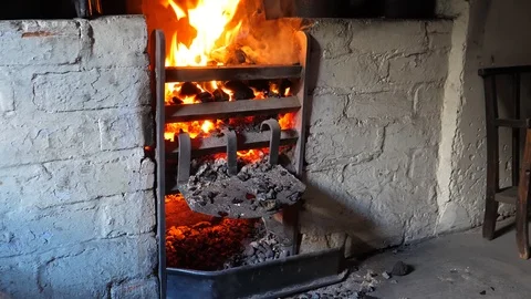 Coal fire burning in an old kitchen Видео 98387386