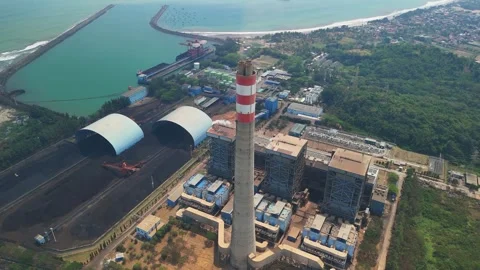 Coal fired electricity plant producing power with industrial infrastructure Video stock 342957561
