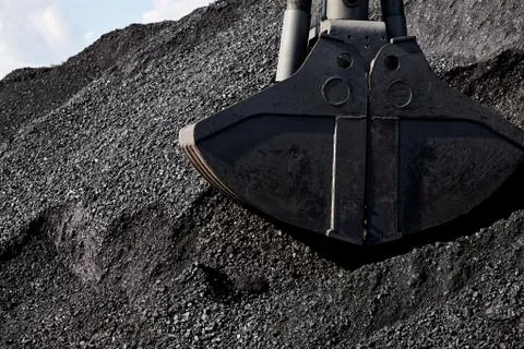Coal loading excavator, heaps of coal Foto stock