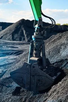 Coal loading excavator, heaps of coal Foto stock