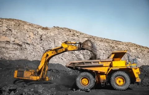 Coal loading at open mining site yellow truck industry Foto stock