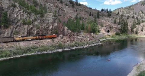 Coal Train along a River and Through a Tunnel Drone Aerial View Paradise Montana Vidéo 335706370