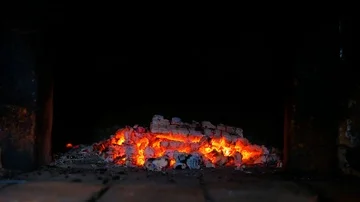 Coals in the russian stove 動画素材 85681356