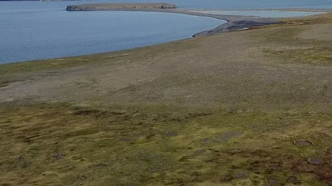 Coast of Arctic Ocean on background of archipelago desert Novaya Zemlya. Stockbeeldmateriaal 117608972