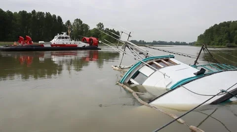 Coast Guard hovercraft at scene of sunken fishing boat Stock-Footage 52140920