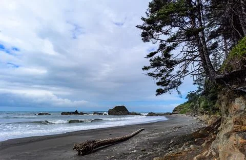 The coast of the Pacific Ocean, large cliffs and islands near the shore. Ol.. Fotos Stock